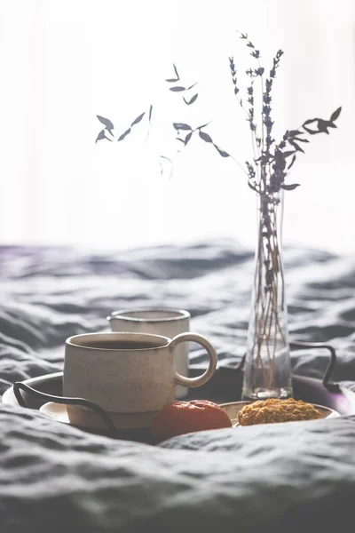 Утренний кофе на металлическом подносе — стоковое фото