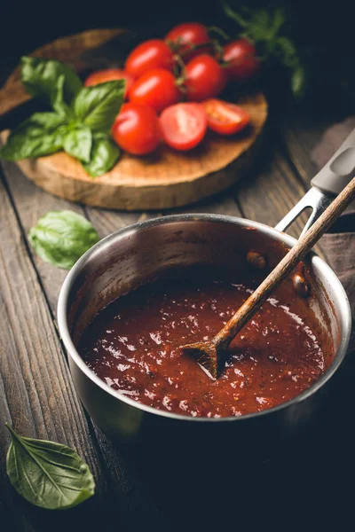 Tomatensaus met basilicum — Stockfoto