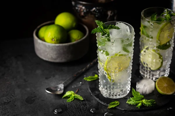 Glas av iskall lemonad — Stockfoto