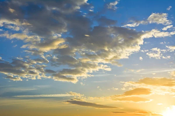 Bulutlar, gündoğumu ile görkemli gökyüzü.
