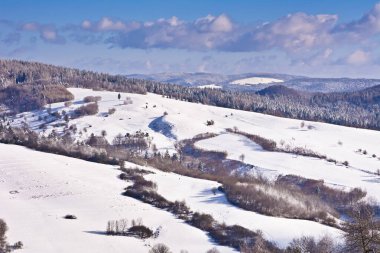 Açık bir günde dağ kışı manzarası