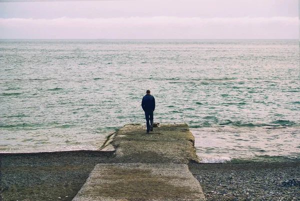 Одинокий Идущий Человек Выходит Море — стоковое фото