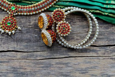 Dans için Hint süslemeleri: bilezik, küpe, boyun ve kafa üzerinde Bharatanatyam ve süslemeleri dans için Hint Klasik kostüm elemanları