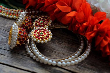 Dans için Hint süslemeleri: bilezik, küpe, boyun ve kafa üzerinde Bharatanatyam ve süslemeleri dans için Hint Klasik kostüm elemanları