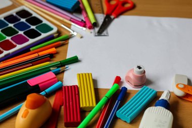 Boş kağıt ile masaya üst görünüm. Metin alanı ile okul konseptine geri dönün. Boya fırçaları, kalem ve plastikine sahip renk boyaları. Çocuk boyama konsepti. Çocuk sanatı.