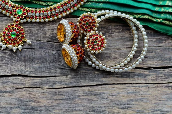 ダンスのためのインドの装飾: ブレスレット、イヤリング、バラタナティアムを踊るためのインドの古典的な衣装の要素首と頭の上の装飾 — ストック写真
