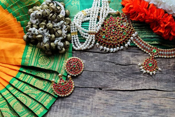 Decoraciones indias para bailar: campanas para las piernas - ganguru, elementos del traje clásico indio para bailar bharatanatyam y decoraciones en el cuello y en la cabeza — Foto de Stock
