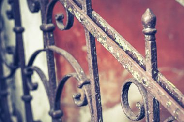 Evde merdivenlerde pas ile eski Vintage korkulan. Evde dövme korkuluk adımları.