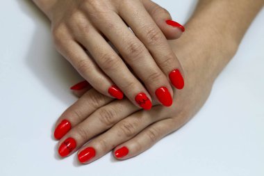 Güzel tırnaklar kırmızı jel lake ile kaplıdır. Güzellik salonundaki kadın.