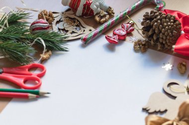 Etrafı Noel süsleriyle çevrili boş beyaz bir kağıt. Mutlu Noeller ve mutlu yıllar. Xmas konsepti. Üst Manzara. Boşluğu kopyala.