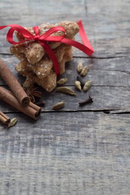 Noel kurabiyeleri, tarçın, anason ve karanfil arkaplanda yazı için yeri olan karatahta baharatı