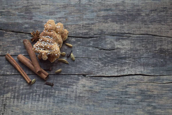 Biscotti di pan di zenzero fatti in casa di Natale con cannella, spezie di chiodi di garofano, sesamo e anice su vecchio sfondo di legno con spazio per il testo. — Foto Stock