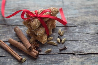 Noel kurabiyeleri, tarçın, anason ve karanfil arkaplanda yazı için yeri olan karatahta baharatı. Mutlu Noeller ve mutlu yıllar. Xmas konsepti. Yan görüş. Boşluğu kopyala.