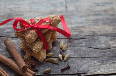 Noel kurabiyeleri, tarçın, anason ve karanfil arkaplanda yazı için yeri olan karatahta baharatı