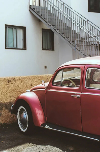 tenerife kasabasında retro bordo renkli araba