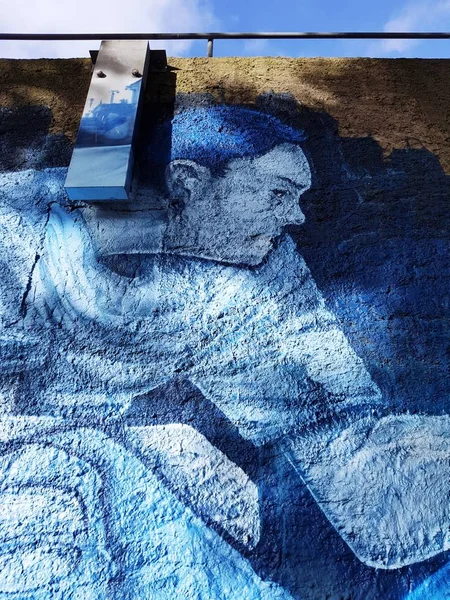 Auckland park duvarında mavi adam grafiti