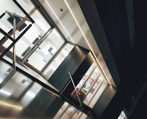 akşam gecesi bir ofis merkezinin dış