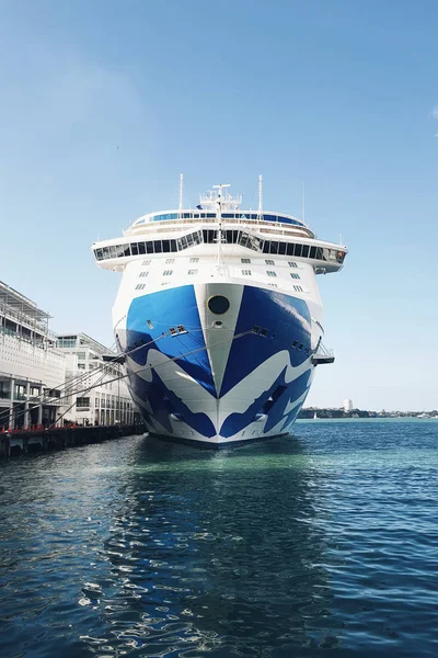 Auckland limanındaki beyaz Pasifik yolcu gemileri.