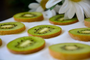 Kivi beyaz bir arka planı vardır. 