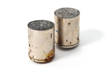 Thair cihazını schows bir bölümde iki lityum pil makro çekim.