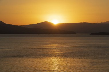 Altın gündoğumu denizden yüksek açı kagoshima içinde dağ manzaralı, Japonya