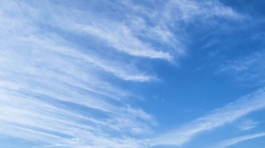 Bulutlu mavi gökyüzü