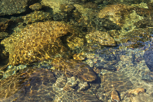 речная вода волнистый фон детали воды с золотым цветом из камня
