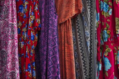 Klasik ve etnik motifler, askılar tarafından giyilen kıyafetler