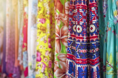 Klasik ve etnik motifler, askılar tarafından giyilen kıyafetler