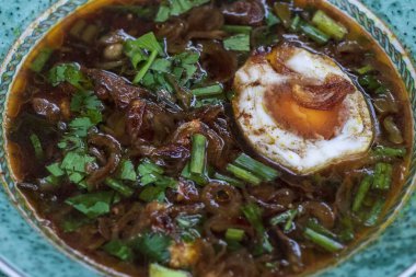 rawon, sen misin? Endonezya geleneksel gıda Buffalo et ve tuzlu yumurta ile servis, siyah sos ve çok lezzetli bulaşmış
