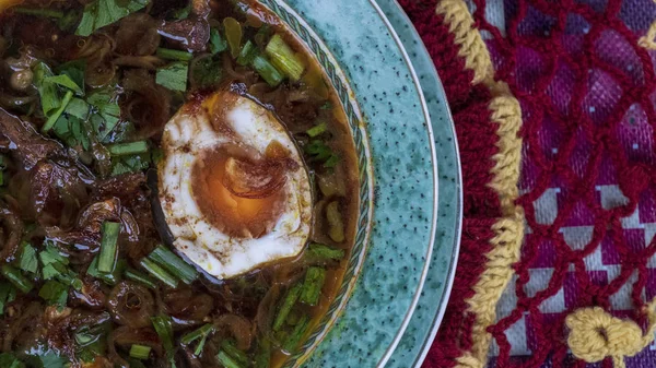 Rawon. Comida tradicional indonesia servida con carne de búfalo y huevos salados, untada con salsa negra y muy sabrosa — Foto de Stock