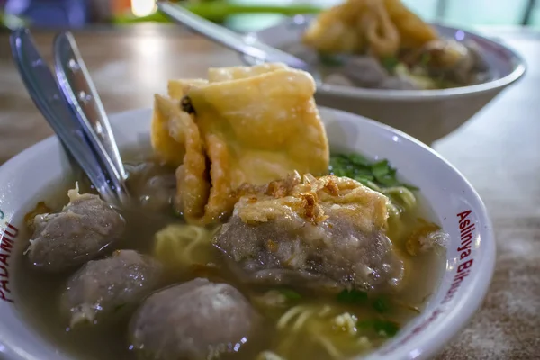 Endonezya Bakso veya et topu geleneksel gıda noodle ve köfte ile servis