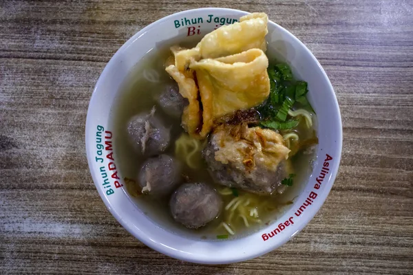 Makanan tradisional indonesia bakso atau bakso daging disajikan dengan mie dan pangsit — Stok Foto