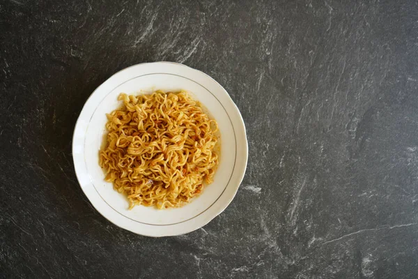 Foto Estoque Macarrão Frito Saboroso Uma Placa Branca Uma Almofada — Fotografia de Stock