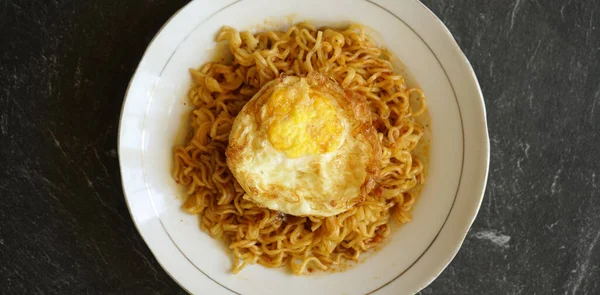 Stock Photo Tasty Fried Noodle Fried Egg White Plate Stone — Stock Photo, Image