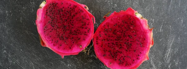 Due Fette Frutta Drago Rosso Servite Cuscinetto Pietra — Foto Stock