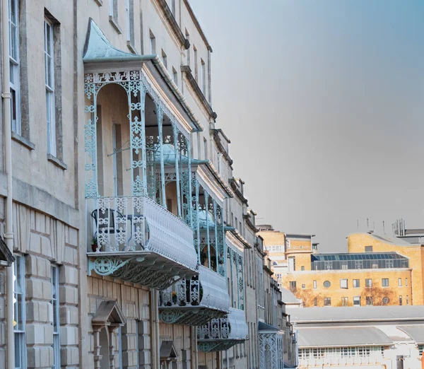 Bristol 'da dekore edilmiş balkonlar