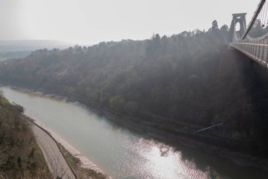 Avon nehri üzerinde Bristol süspansiyon köprüsü