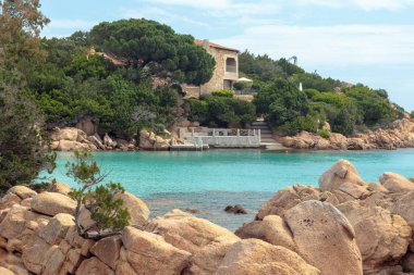 Sardinya paradisiac beach yakınındaki kayalık oluşumlar evde güzel bir plaj