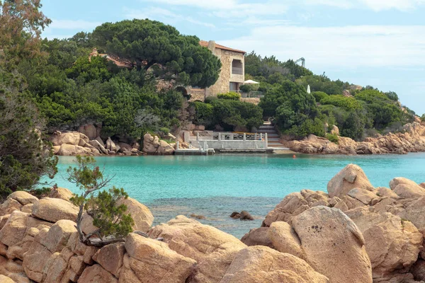 Sardinya paradisiac beach yakınındaki kayalık oluşumlar evde güzel bir plaj