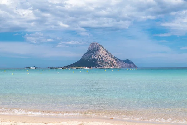 Büyük dağ adanın ortasında deniz, Sardinya mükemmel su ile plajda viewd