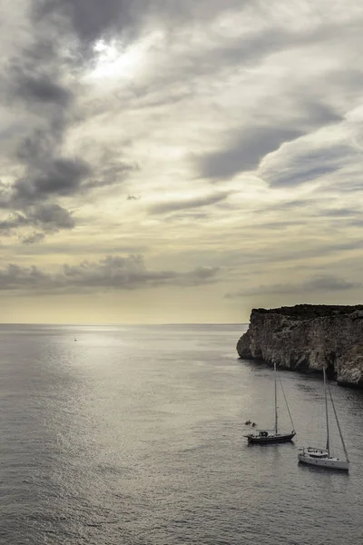 Hoge Uitzicht Zee Twee Boten Menorca Tijdens Zonsondergang Een Bewolkte — Stockfoto