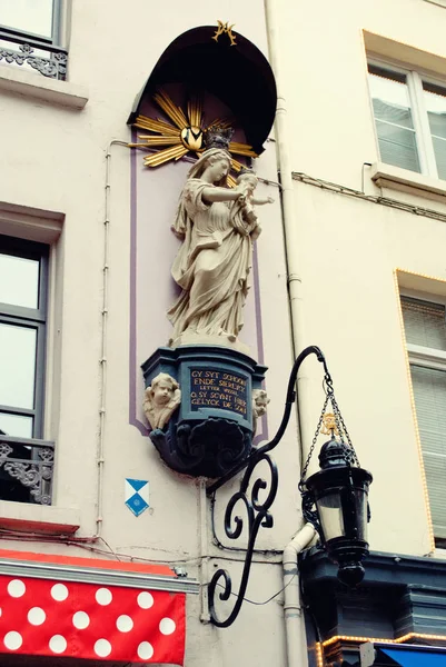 Anvers - Août 2010 : vue d'une statue murale de Marie avec l'enfant Jésus — Photo