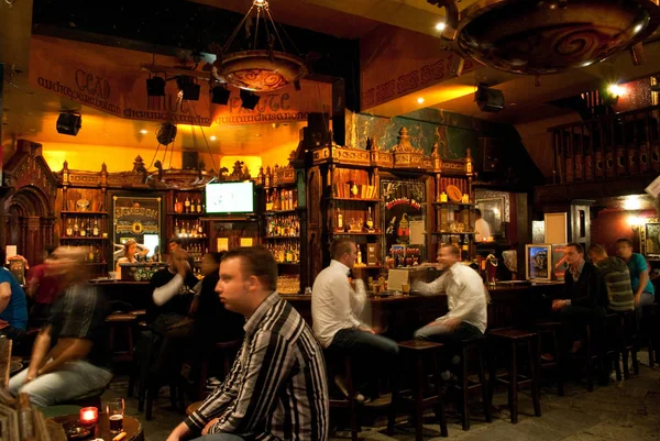 Antuérpia - Agosto de 2010: Dentro de um pub irlandês em Groenplaats — Fotografia de Stock