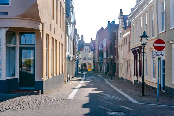 Vlissingen, Niederlande - April 2015: ein Straßenbild mit malerischen historischen Häusern und alten Straßenlaternen — Stockfoto