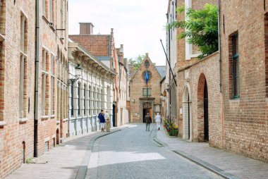 Güneşli yaz gününde tarihi binalar Bruges, Belçika, bir sokak görünümü