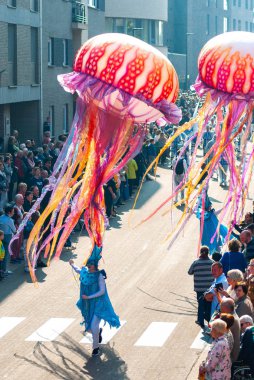 Genk, Belçika - 1 Mayıs 2019: Yıllık O-geçit töreninin katılımcıları.