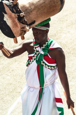 Genk, Belçika - 1 Mayıs 2019: Grotestraat'tan geçen yıllık O-geçit töreninin katılımcıları.