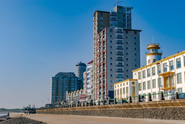 Vlissingen, Hollanda - Nisan 2015: Denizcilik Enstitüsü de Ruyter ve diğer binalar üzerinde gezinti.