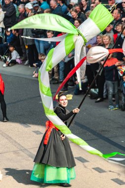 Genk, Belçika - 1 Mayıs 2019: Grotestraat'tan geçen yıllık O-geçit töreninin katılımcıları